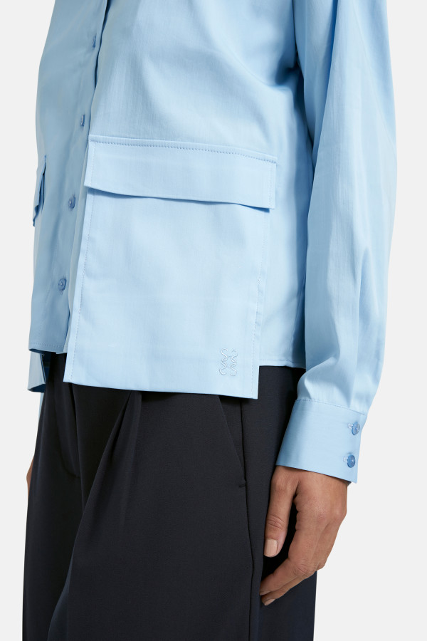 Блузка с накладными карманами